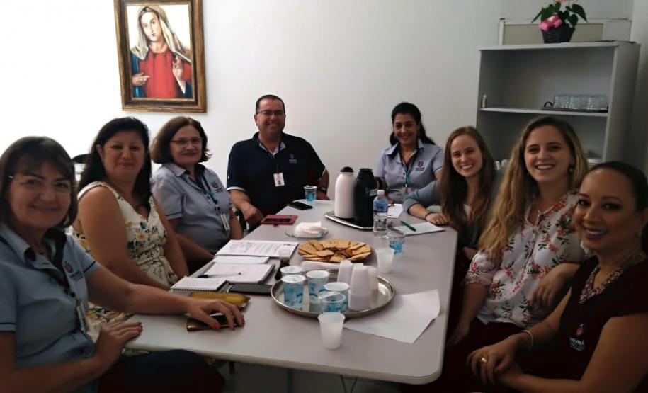Visita ao NRE de intercambistas norte-americanas e da da professora Raquel Sivano Almeida, Docente do Colegiado de Letras da UNESPAR.