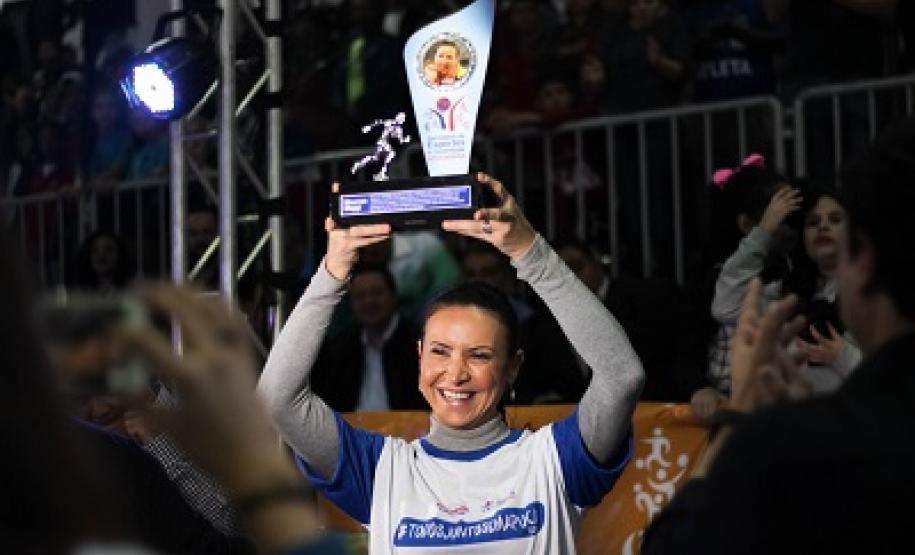 66º JEPs – Final B reuniu 5,5 mil atletas em Apucarana Homenagem a Maureen Maggi durante a cerimônia