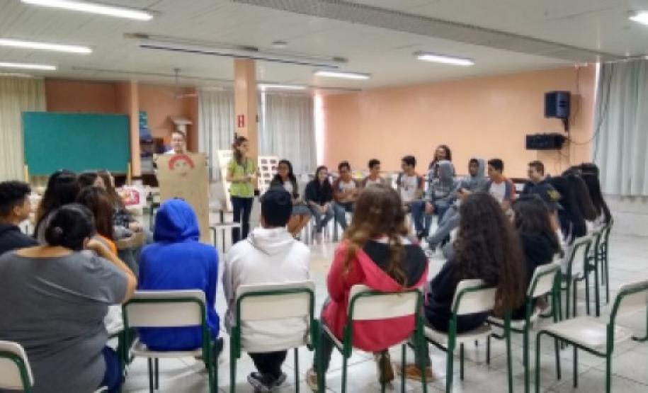 Alunos do 9º. Ano do C.E. Polivalente de Apucarana participam do Projeto Nossa Escolha