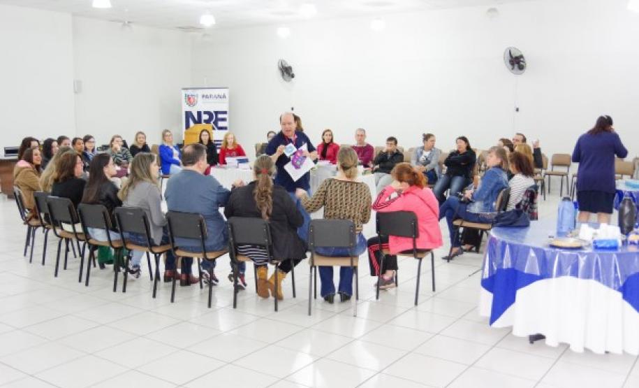NRE de Apucarana realiza reunião para análise do Livro Didático - Ensino Fundamental