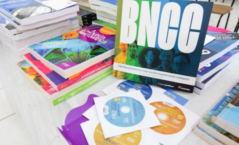 NRE de Apucarana realiza reunião para análise do Livro Didático - Ensino Fundamental