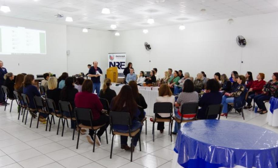 NRE de Apucarana realiza reunião para análise do Livro Didático - Ensino Fundamental