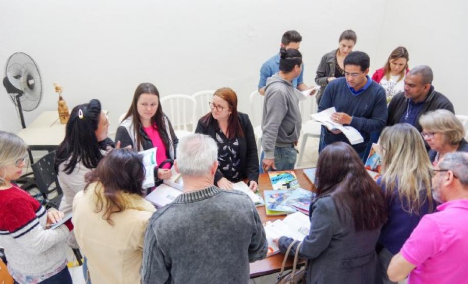 NRE de Apucarana realiza reunião para análise do Livro Didático - Ensino Fundamental
