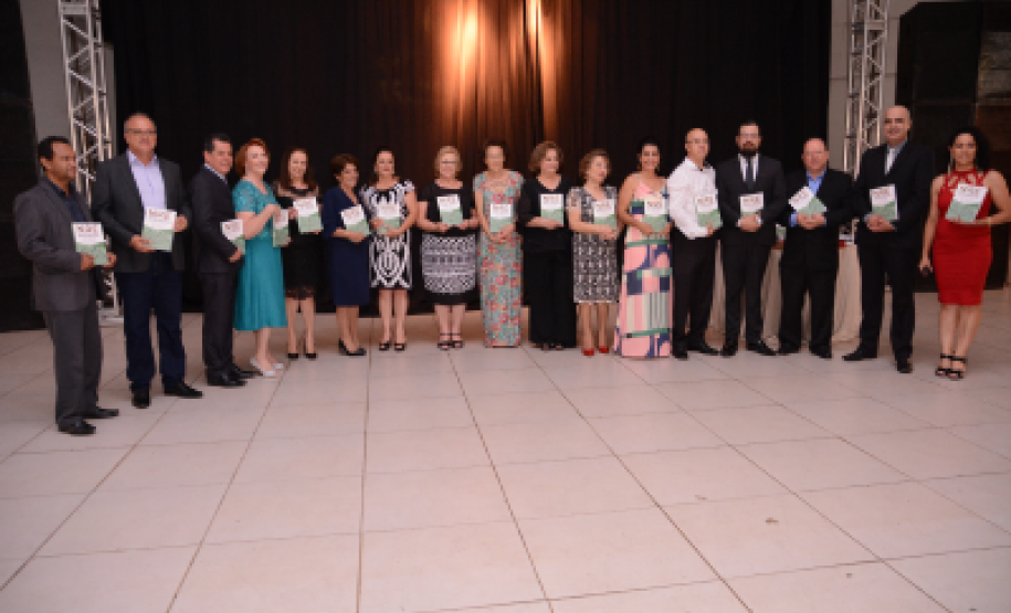 Comissão Científica do EDUCERE seleciona livro, “ NRE APUCARANA - Sua História, Seu Trabalho, Sua Gente “