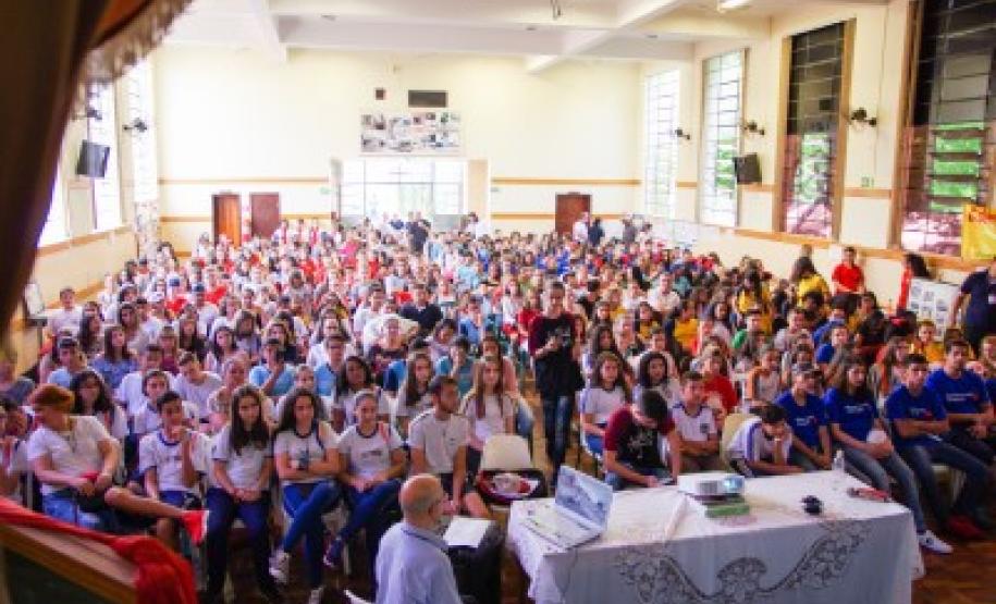 NRE de Apucarana realiza o 1º Festival Artístico-Cultural de Línguas Estrangeiras Modernas