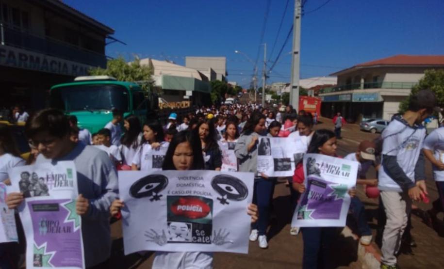 Projeto Empoderar do CE Talita Bresolin de Califórnia realiza a II Marcha pela Mulher