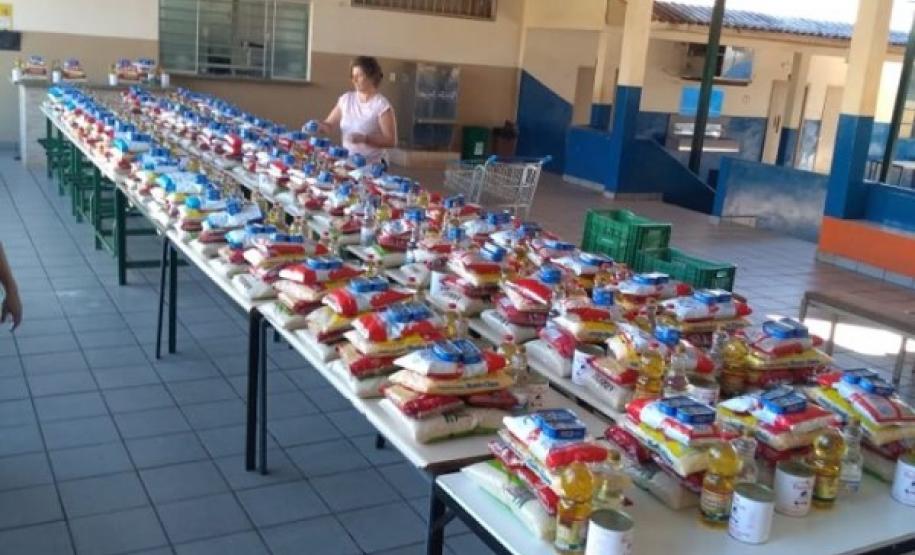 Compromisso e União - Diretores e Funcionários das escolas entregam Merenda Escolar