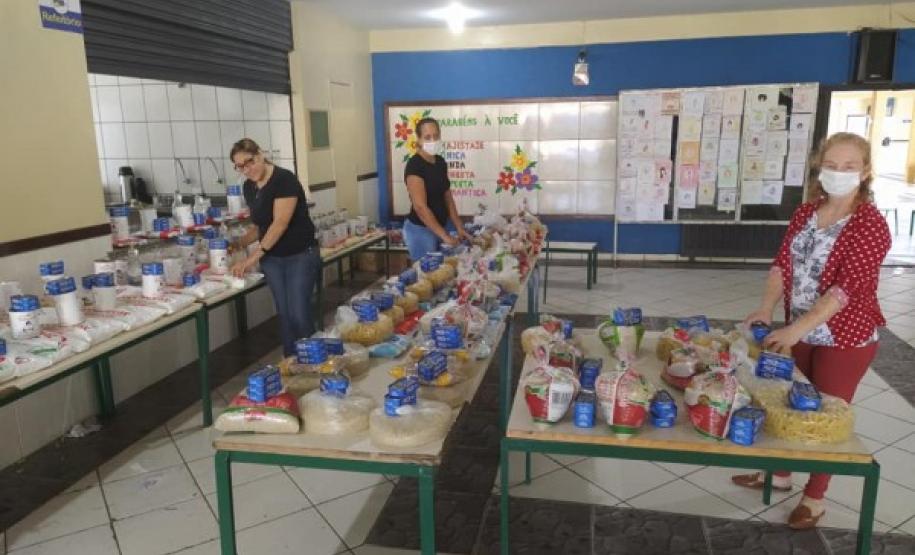 Compromisso e União - Diretores e Funcionários das escolas entregam Merenda Escolar