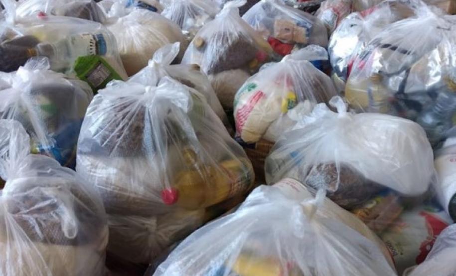 Compromisso e União - Diretores e Funcionários das escolas entregam Merenda Escolar